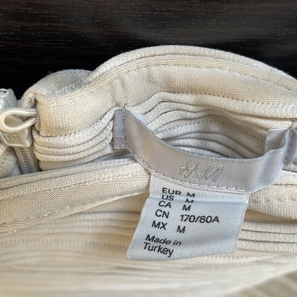 Cute H&M skirt, only worn once. - Picture 3 of 3